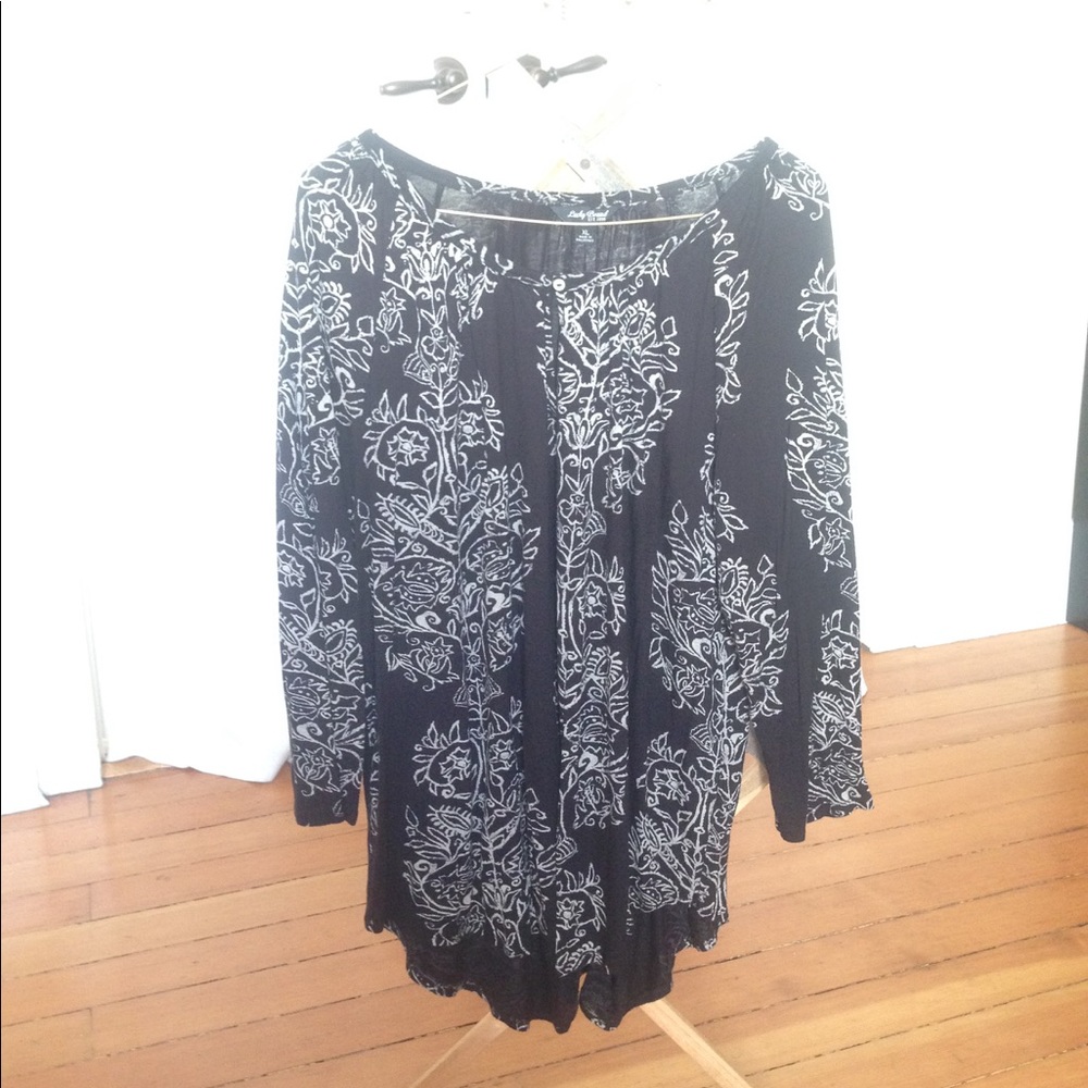 Lovely Lucky Brand raglan top with pretty print.